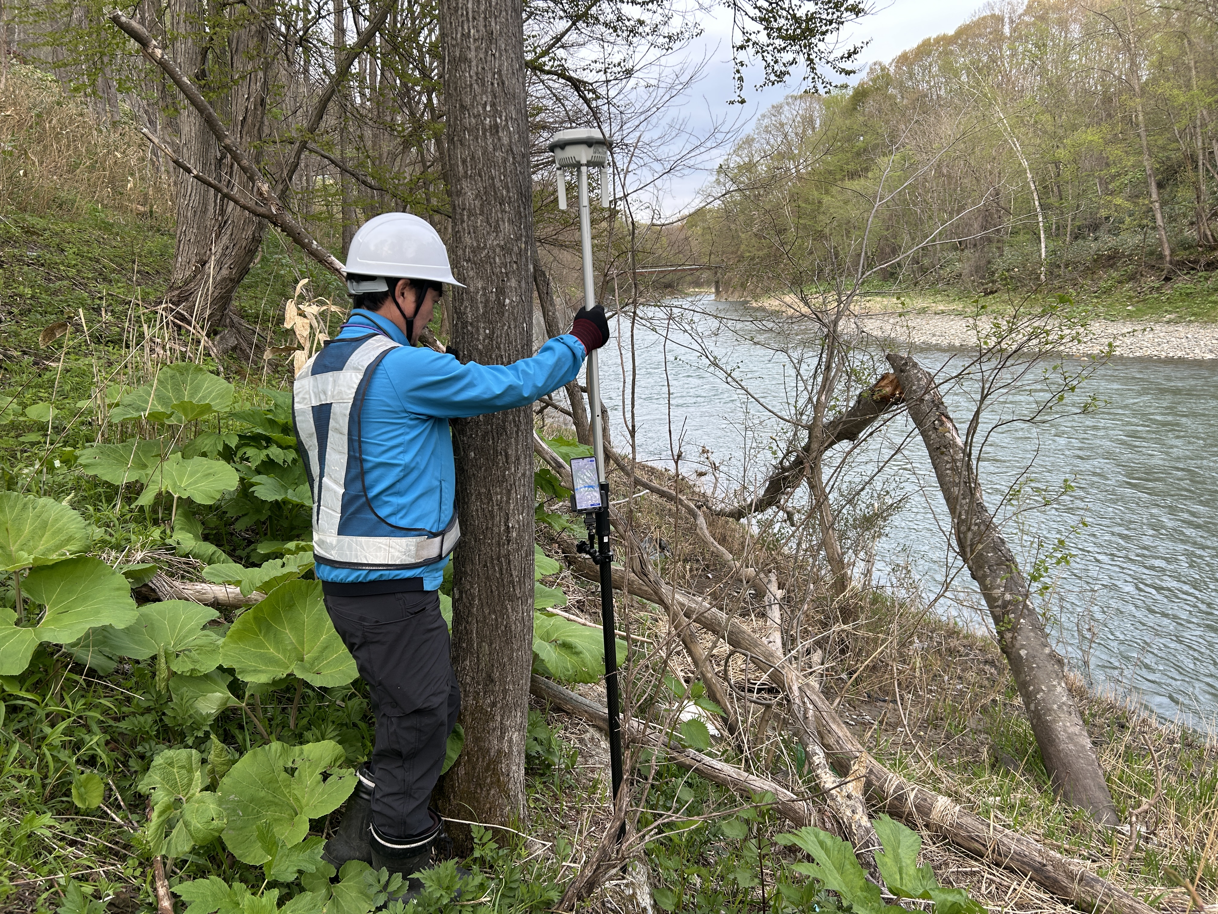 ドローンを活用した地形データの高精度測定・測量風景