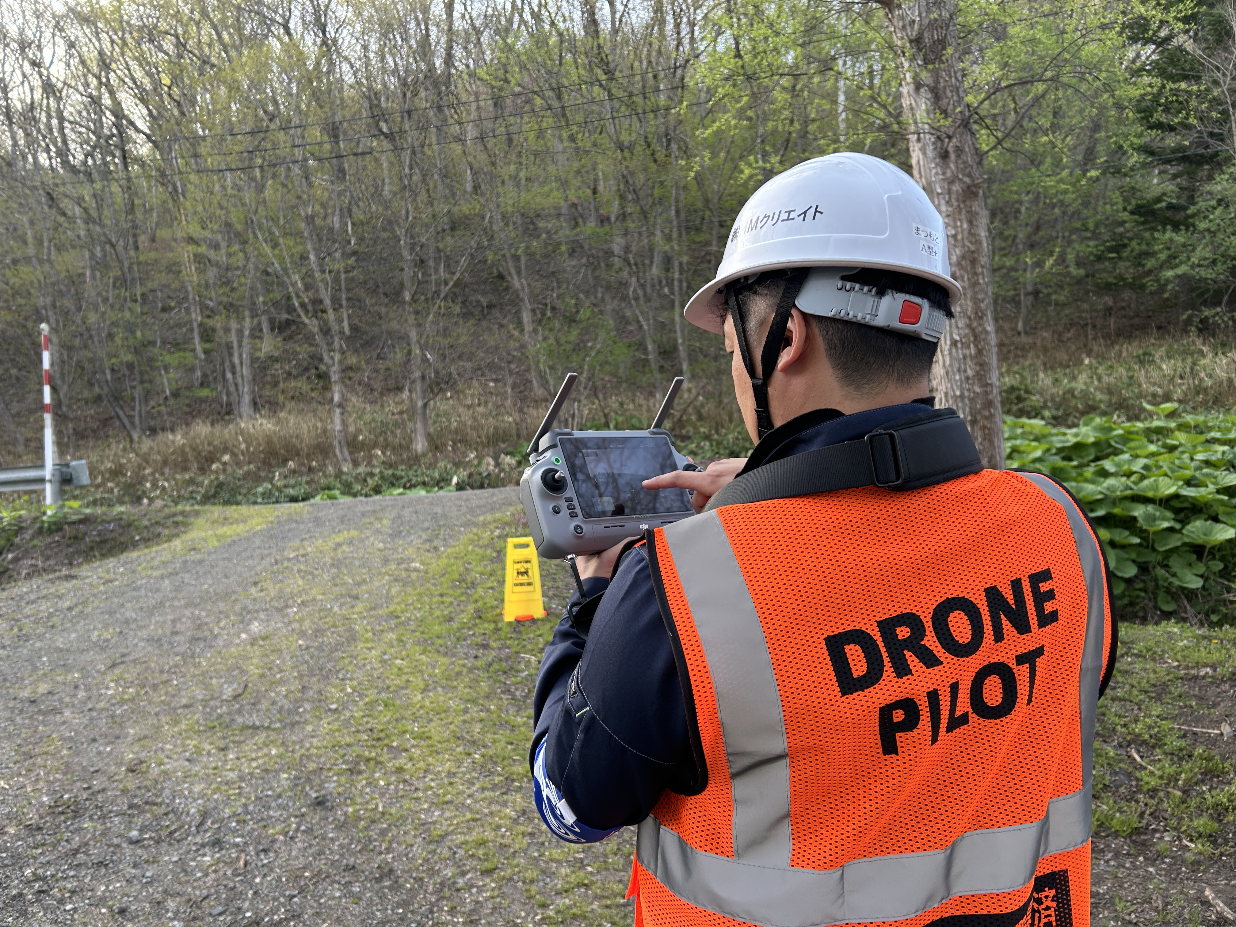 専門プロパイロットによるドローンの精密操作・操縦風景