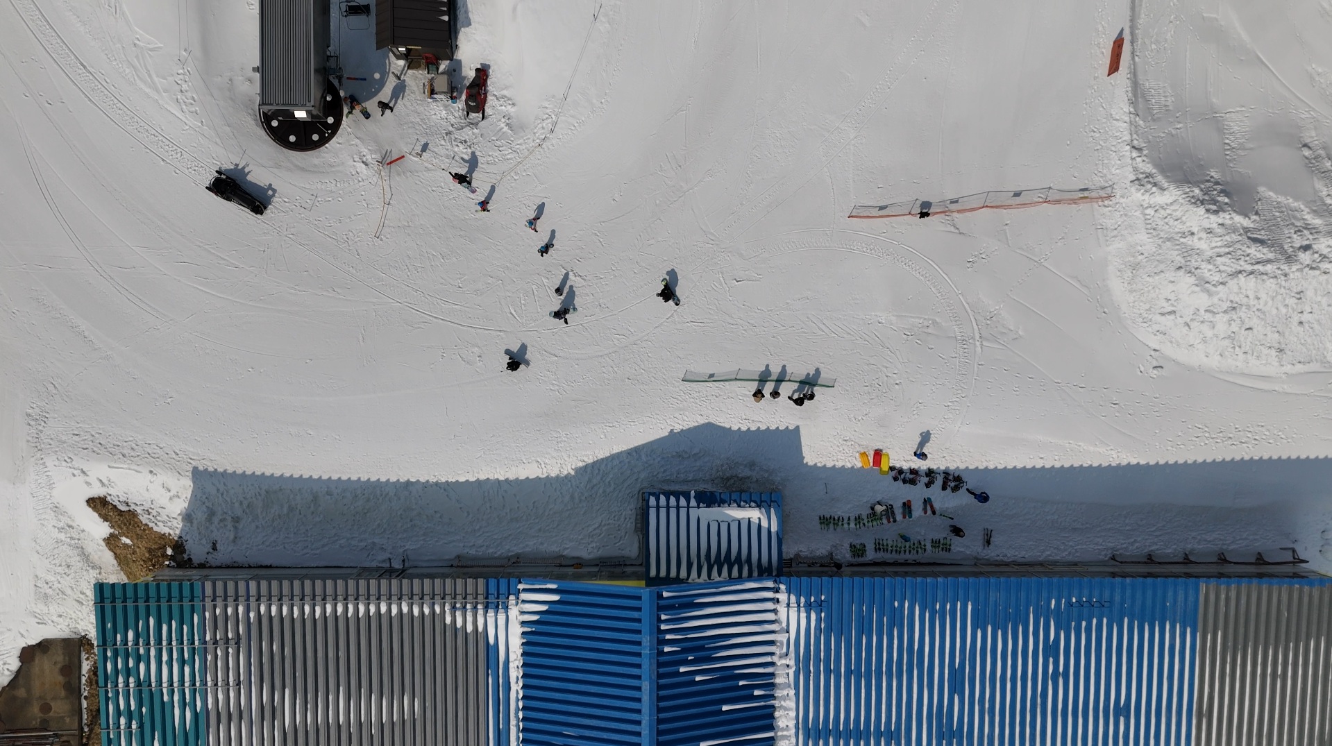 冬の屋外現場での作業風景