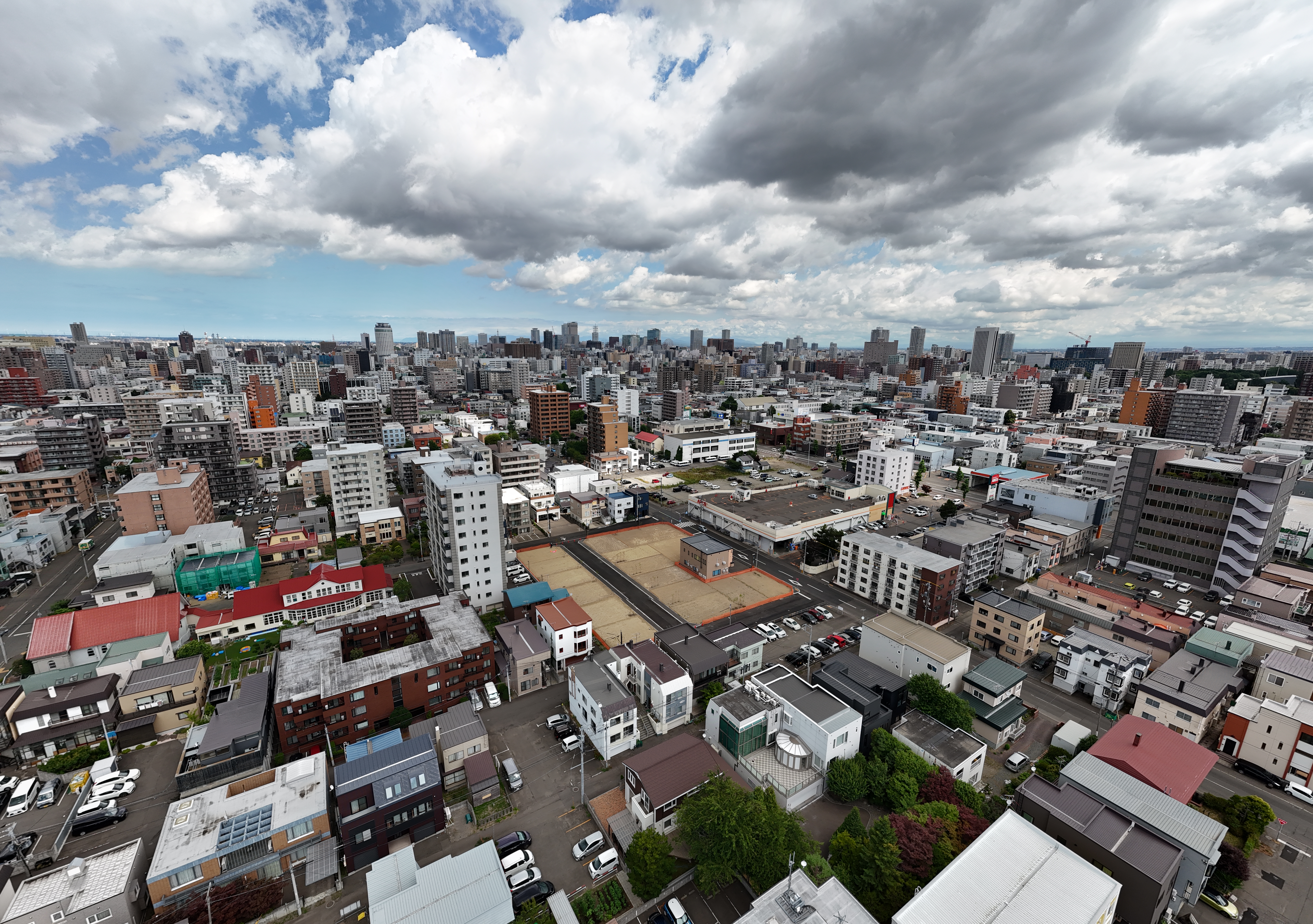 インフラ点検・測量のための最新鋭ドローン機材とオフィス風景